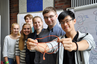 Eine Gruppe Schülerakademie-Teilnehmer posiert für ein Foto.