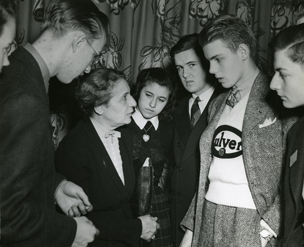 Lise Meitner im Gespräch.