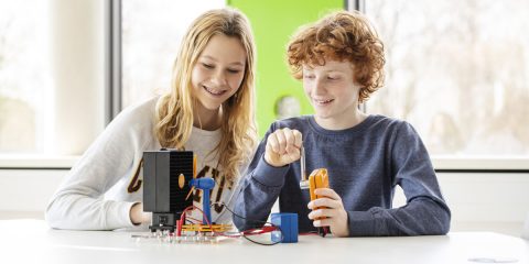 Schüler:innen beschäftigen sich mit dem Thema Umwelt und erneuerbare Energie durch ein Experiment.