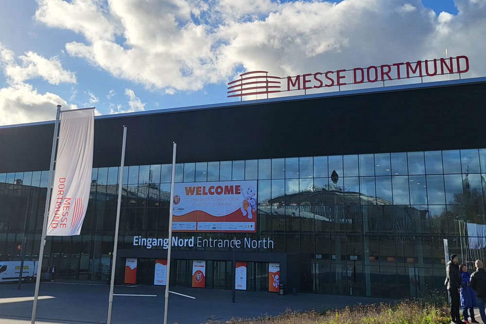 Das Bild zeigt den Veranstaltungsort der WRO, die Messe Dortmund, von außen.