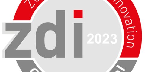 Die Grafik zeigt das Logo des zdi-Qualitätssiegels für das Jahr 2023 in den Farben rot, grau und weiß.