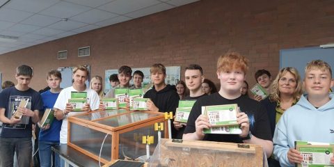 Die Schüler:innen des Heriburg-Gymnasiums zeigen stolz die Preise der zdi-Science League und ihre Gewächshäuser.