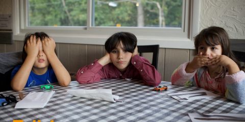 Das Foto hat eine dekorative Funktion. Es zeigt drei Kinder, die an einem Tisch sitzen. Das Linke hält sich die Augen zu, das Mittlere hält sich die Ohren zu, das Rechte hält sich den Mund zu. In der unteren linken Ecke steht "Teil 3".