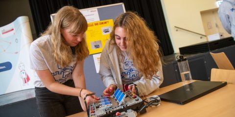 Zwei Mädchen nehmen am zdi-Roboterwettbewerb teil.